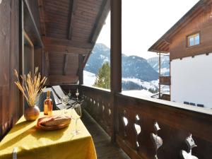 奥蒂塞伊Apartment Tirol-3 by Interhome的山景阳台上的桌子