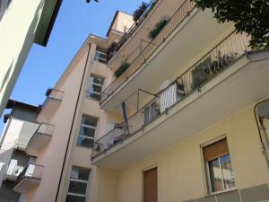 阿拉西奥Apartment Sant'Antonio by Interhome的公寓大楼设有阳台和窗户。