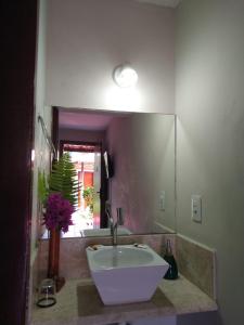 皮帕Pousada Mar Mai的一间带水槽和大镜子的浴室