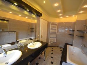 加格尔Holiday Home Bel Air by Interhome的浴室配有2个盥洗盆和1个浴缸。
