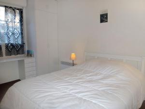 多维尔Apartment Les Marinas-7 by Interhome的白色卧室内的一张白色床,设有窗户