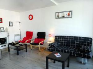多维尔Apartment Les Marinas-7 by Interhome的客厅配有沙发和两把椅子