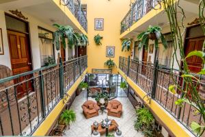 圣何塞Hotel Amón Real Costa Rica的公寓的阳台配有家具和植物