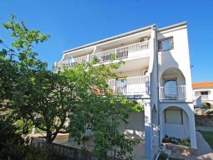 拉布Apartment Fani-1 by Interhome的带阳台和树的白色建筑