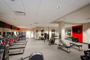 普弗拉热维尔Tru by Hilton Pflugerville, TX的健身房拥有许多跑步机和机器