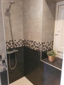 卡尔多纳Apartment Market Square的浴室铺有黑白瓷砖,设有淋浴。