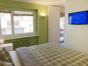 圣莫里茨Apartment Chesa La Soliva by Interhome的卧室配有一张床,墙上配有电视。