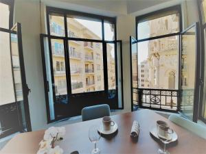 萨拉曼卡Apartamentos Vega by gaiarooms的一间设有桌子的用餐室,享有建筑的景色