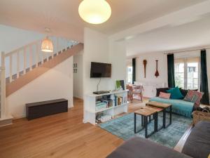 Port BlancHoliday Home Pival by Interhome的客厅配有蓝色的沙发和电视