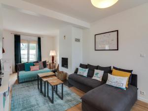 Port BlancHoliday Home Pival by Interhome的客厅配有沙发和桌子
