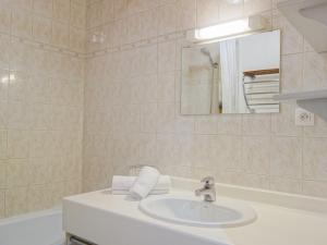 蒂涅Apartment Les Hauts du Val Claret - Val Claret-22 by Interhome的浴室配有盥洗盆和浴缸。