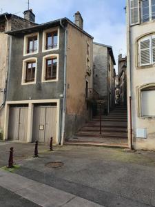 米尔库尔Gite des luthiers的一条空的街道,有楼梯的建筑