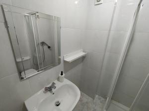 波尔图AlfandegaPorto Apartments的白色的浴室设有水槽和淋浴。