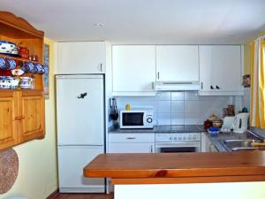 阿莱奥尔EL MIRADOR的厨房配有白色橱柜和白色冰箱。