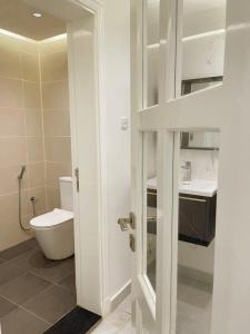 阿哈达فيلا الجبل的白色的浴室设有卫生间和水槽。