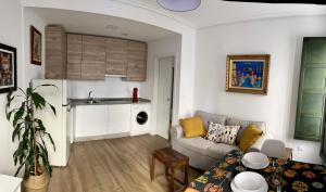 奥伦塞Afiador的带沙发的客厅和厨房