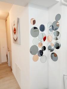 克拉约瓦Black&White Suites的墙上有一堆圆圈的墙