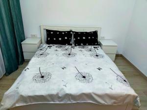 克拉约瓦Black&White Suites的一间卧室配有一张黑白床单