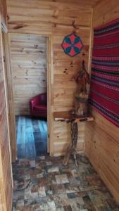 黑岛Cabañas MI REFUGIO的小木屋内的一个房间,设有木墙