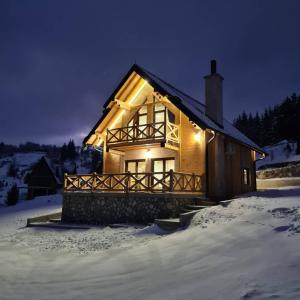 ZaovineIdila Zaovinskog jezera的雪中的一个小木屋