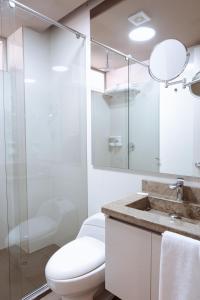 波哥大Hotel City Bog Corferias的浴室配有卫生间、盥洗盆和淋浴。