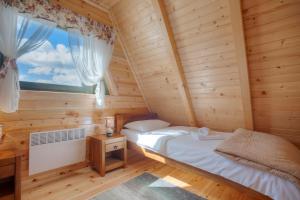 扎布利亚克Woodland的小木屋内的卧室,配有床和窗户