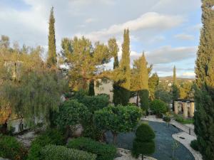 库克里亚Aphrodite Hills Adonis Apartment的享有花园的顶部景致,花园内种有树木和灌木