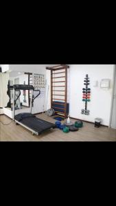 若昂佩索阿Flat Beira Mar de Tambaú apto 206的一间带跑步机的健身房