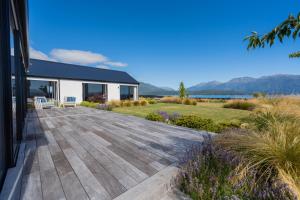 蒂阿瑙Lake House - Te Anau Holiday Home的享有房屋景致的甲板