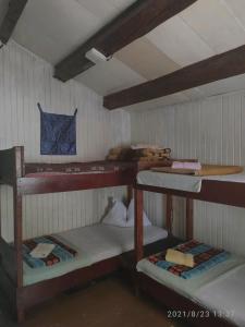 康斯基Robinzonska kučica的一间设有三张双层床的客房