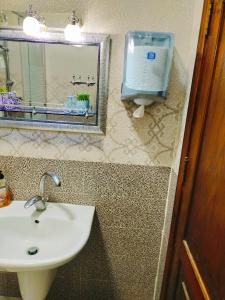 马达巴Maria Home的一间带水槽和镜子的浴室