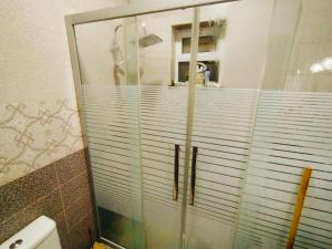马达巴Maria Home的浴室里设有玻璃门淋浴