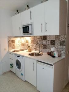 莫切Apartamento VISTAS AL MAR a 40 metros playa的厨房配有水槽和洗衣机