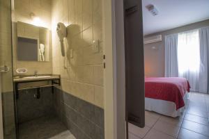 布宜诺斯艾利斯Boutique Apartments Plaza Dorrego的一间带水槽的浴室和一张位于客房内的床