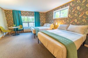 New AshfordThe Springs Motel的酒店客房设有两张床和窗户。