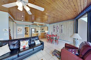 帕德雷岛Mayan Princess Beach Condos的客厅配有沙发和桌子