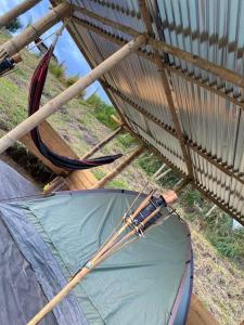 弗洛伦西亚CAMPING LOS ROBLES POPAYÁN的帐篷,位于田野顶部的屋顶下