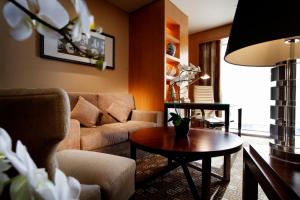 北京北京丽亭酒店的客厅配有沙发和桌子