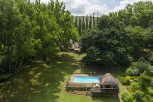 Henburg ParkWaterford Manor的享有花园的顶部景致,设有游泳池