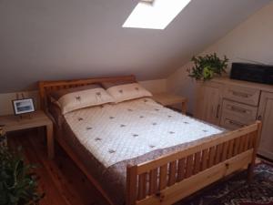 PrzerwankiDom na Mazurach的阁楼卧室配有木床