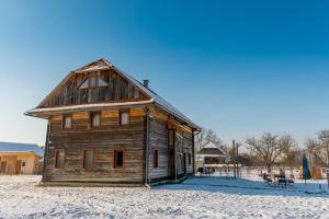 泽巴拉Wooden Barn的雪地中的一座老木屋