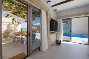 科林瓦里奥Casa di Grimpili的客厅设有滑动玻璃门,可通往庭院