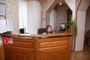尼古拉耶夫Piligrim 1的坐在办公室桌子上的女人