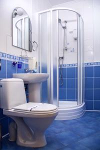 尼古拉耶夫Piligrim 1的浴室配有卫生间、盥洗盆和淋浴。