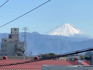 甲斐市吸う温泉 湯治の宿 竜王ラドン温泉 湯ーとぴあ的屋顶后面的雪覆盖的山