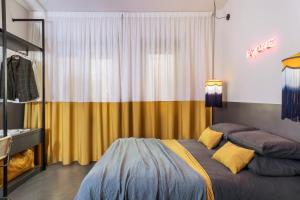 罗马MARCANTONIO HOME ROME - Vatican -的一间卧室配有床和黄色窗帘