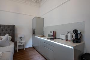 布罗迪菲利Casa Fresa - Orchar Suites的一个带柜台的厨房和一张沙发