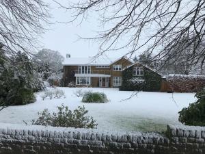 阿斯顿若望特Stunning Oxfordshire 5 Bedroom House in 2 acres的前面的地面上积雪的房子