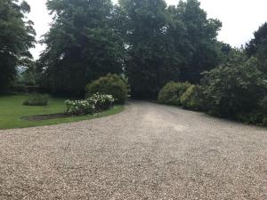 阿斯顿若望特Stunning Oxfordshire 5 Bedroom House in 2 acres的一条有树木的砾石车道