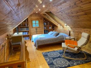 特拉凯蜂蜜浴度假屋的小木屋内一间卧室,配有一张床